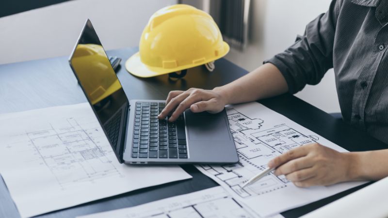 Arquitecto revisando planos de un proyecto de edificaci&oacute;n