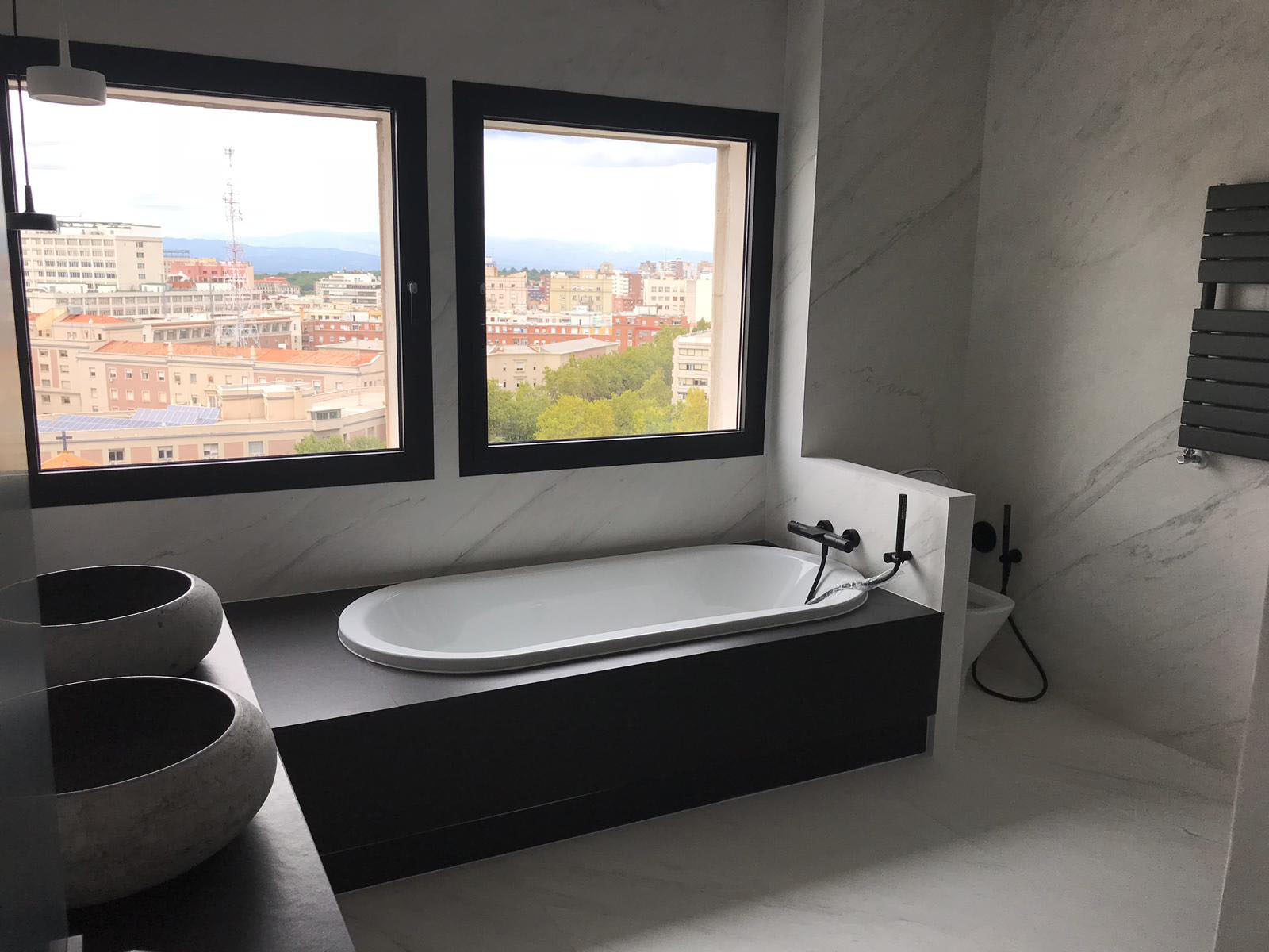 Ba&ntilde;o moderno y luminoso con ducha de obra