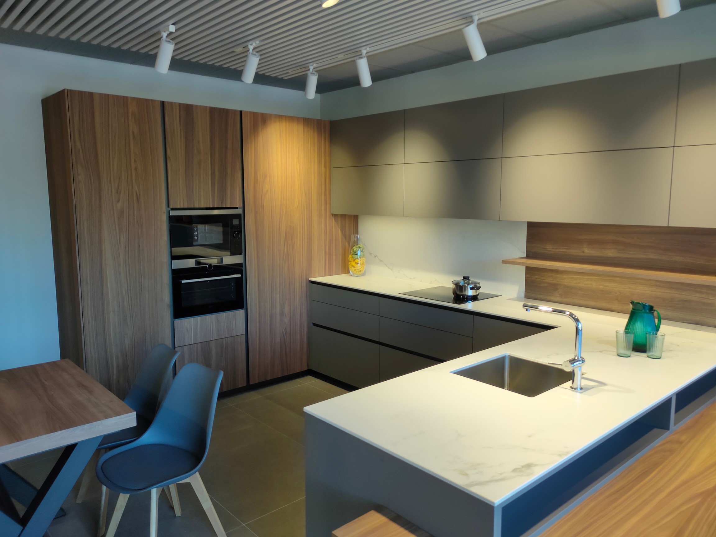 Cocina moderna de dise&ntilde;o con isla central
