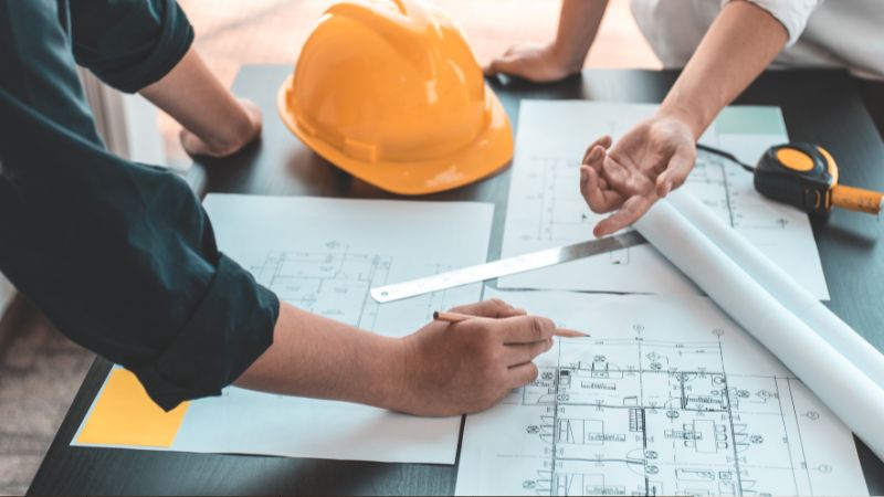 Equipo de EDICON revisando planos de un proyecto