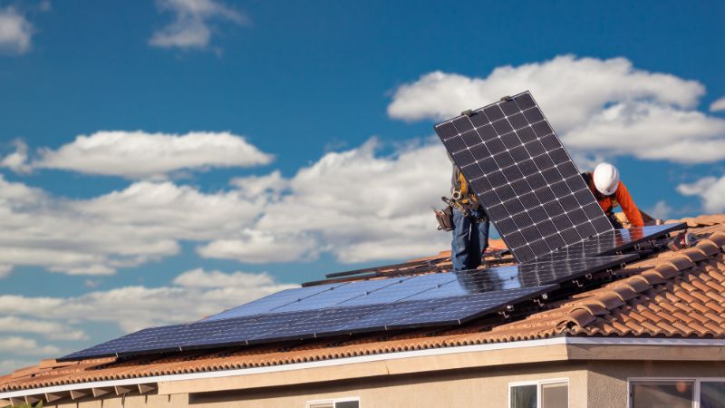Instalaci&oacute;n de paneles solares en un tejado